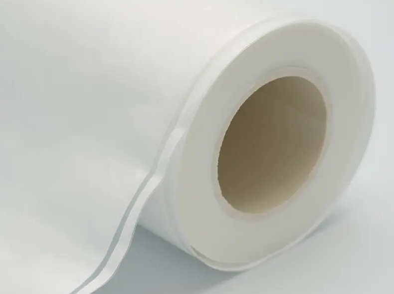Wie unterstützt eine AMD Tyvek 1073B/HDPE-Beutelrolle die Sterilisationsverpackung?